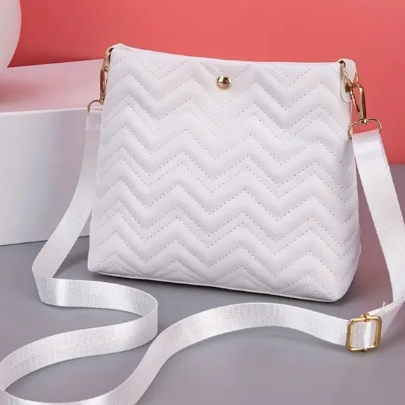 NWT Butterfly Quilted Crossbody Bag - Picture 3 of 4